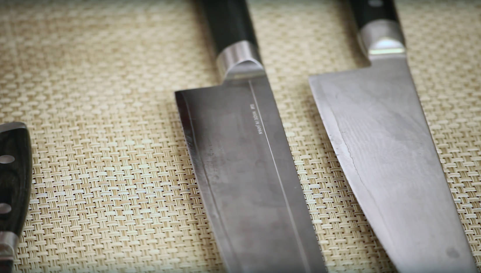 2 sharp knives in a table