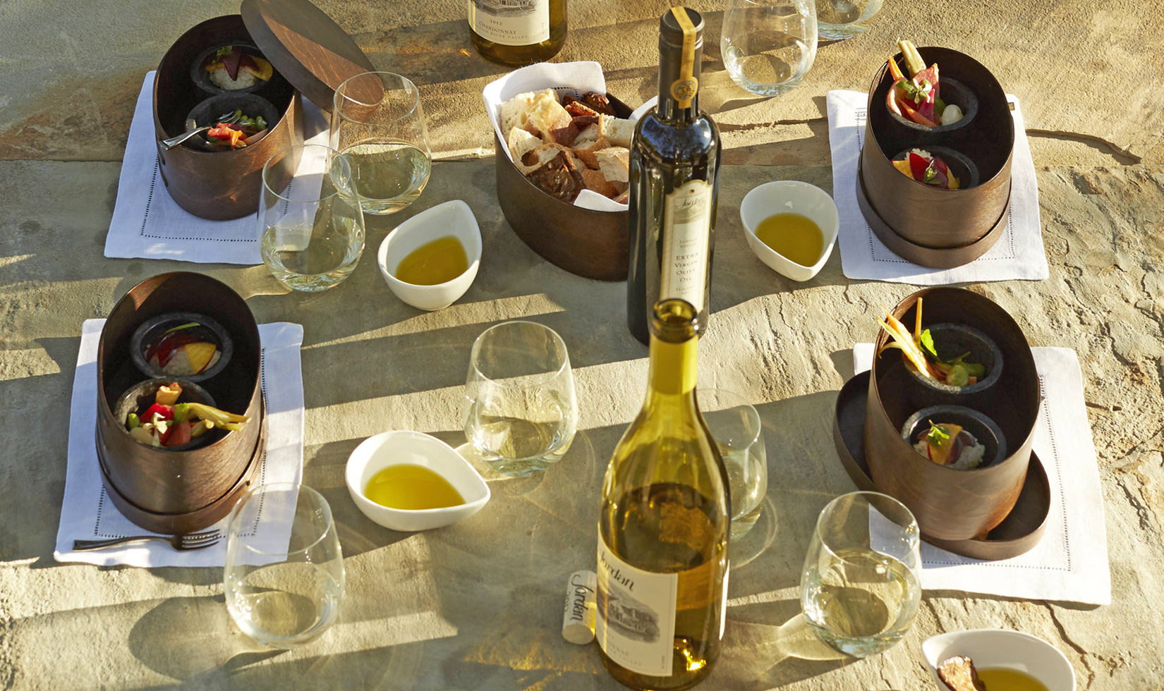 wine with wine glasses and food pairing