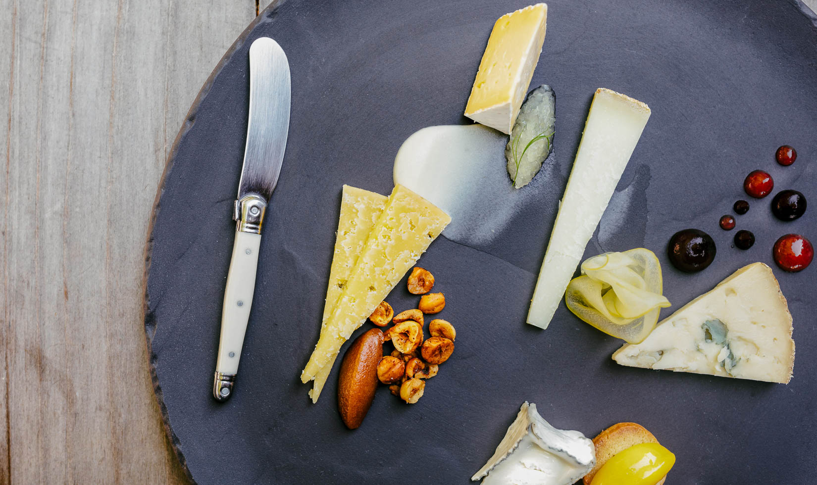 knives and cheese in the plate