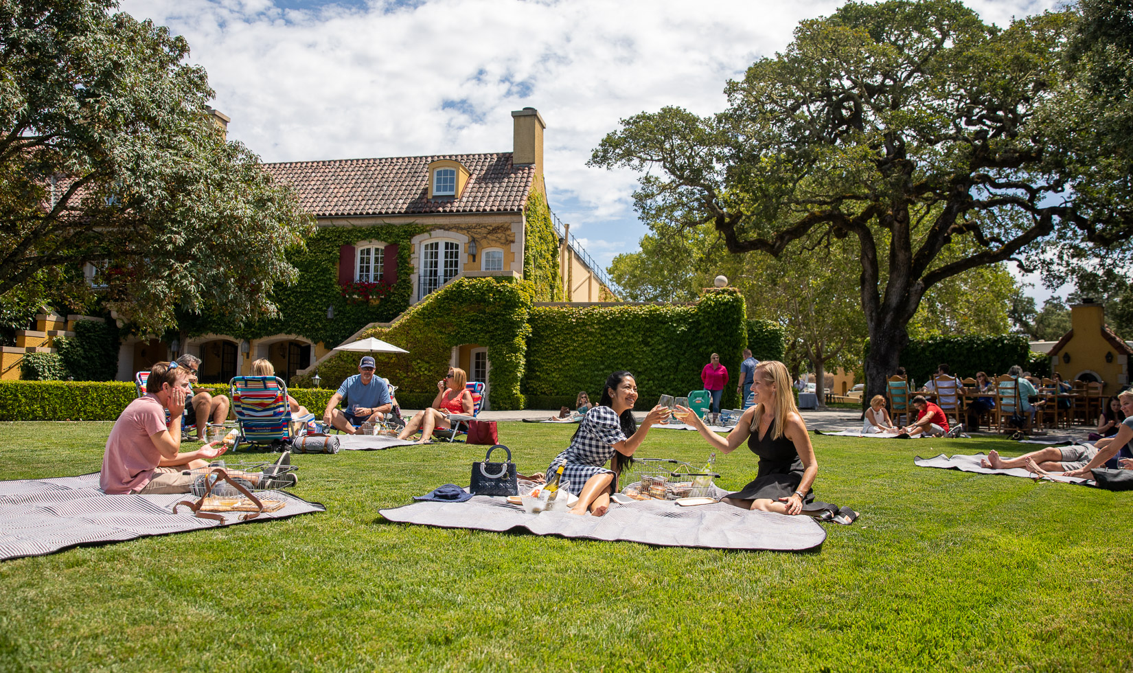 Outdoor Wine Tastings People picnicking at Jordan Winery in Healdsburg