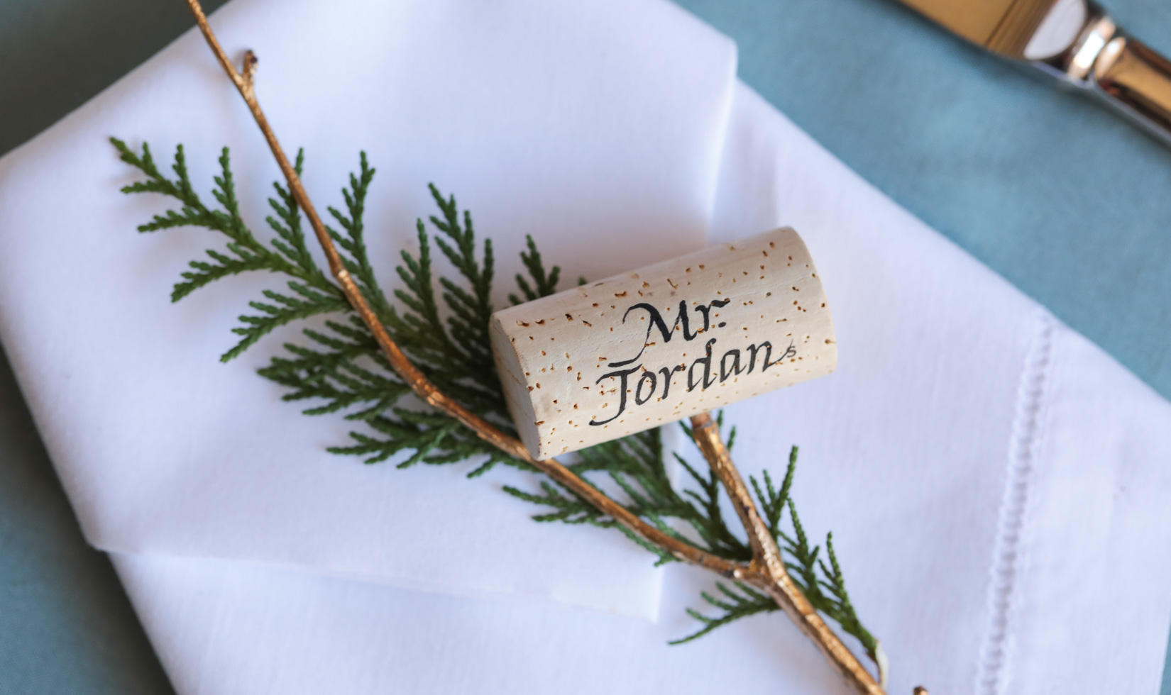 Elegant Christmas Table Setting Ideas 3 cedar spring and gold branch place setting