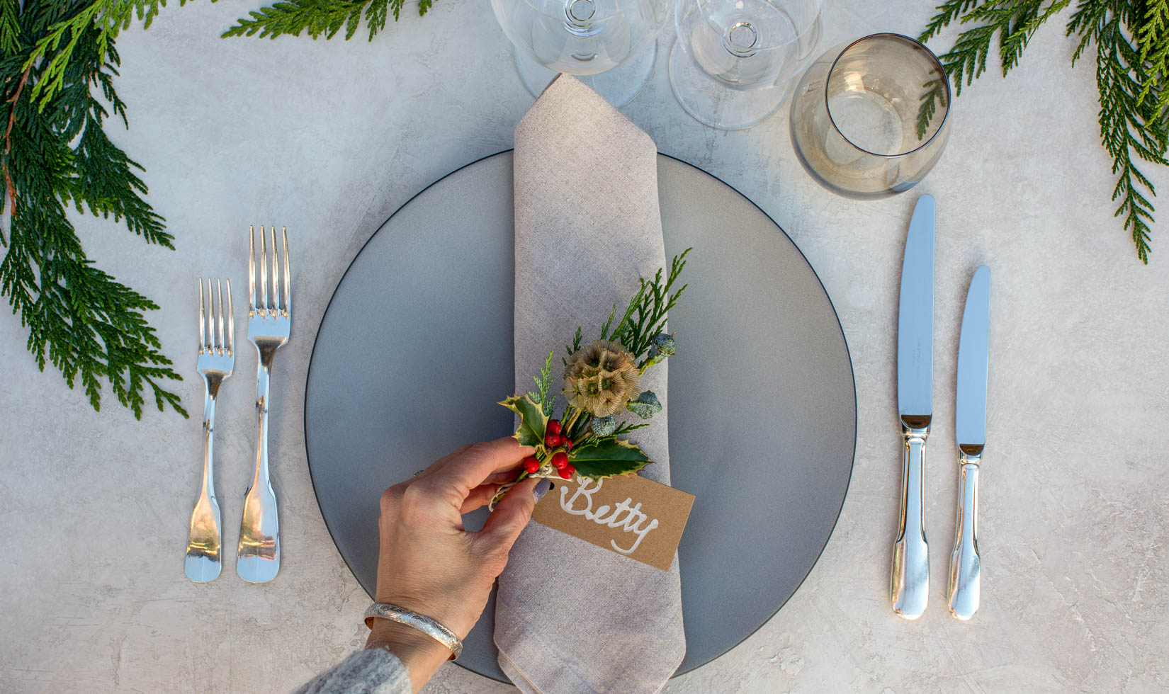 Elegant Christmas Table Setting Ideas5 scabiosa pods and holly place setting for christmas table